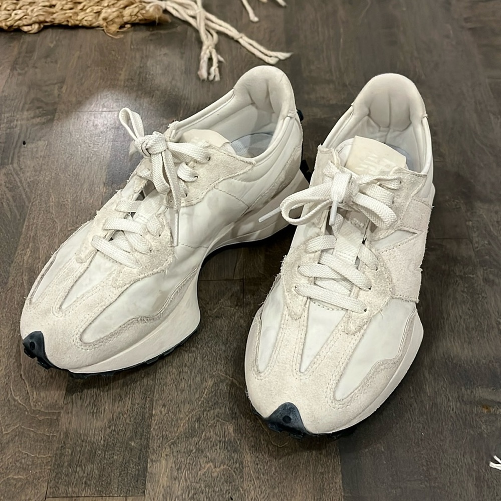 New Balance 327 Sneaker, size 7
